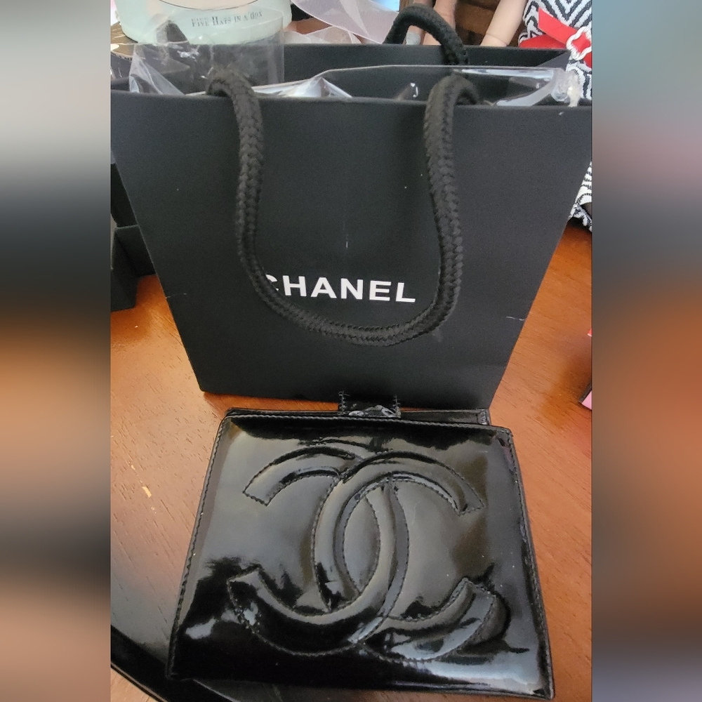 Vintage Chanel Patent leather wallet with gift bag